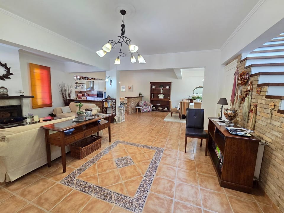 TV and multimedia, Living room, Seating area, fireplace