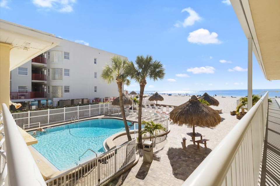 Updated 2nd Floor Unit by Pool - Only Steps to the Beach - Free WFii Apartment in Madeira Beach