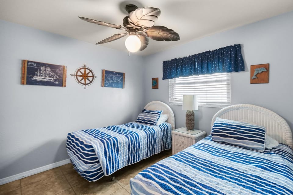 Updated 2nd Floor Unit by Pool - Only Steps to the Beach - Free WFii Apartment in Madeira Beach