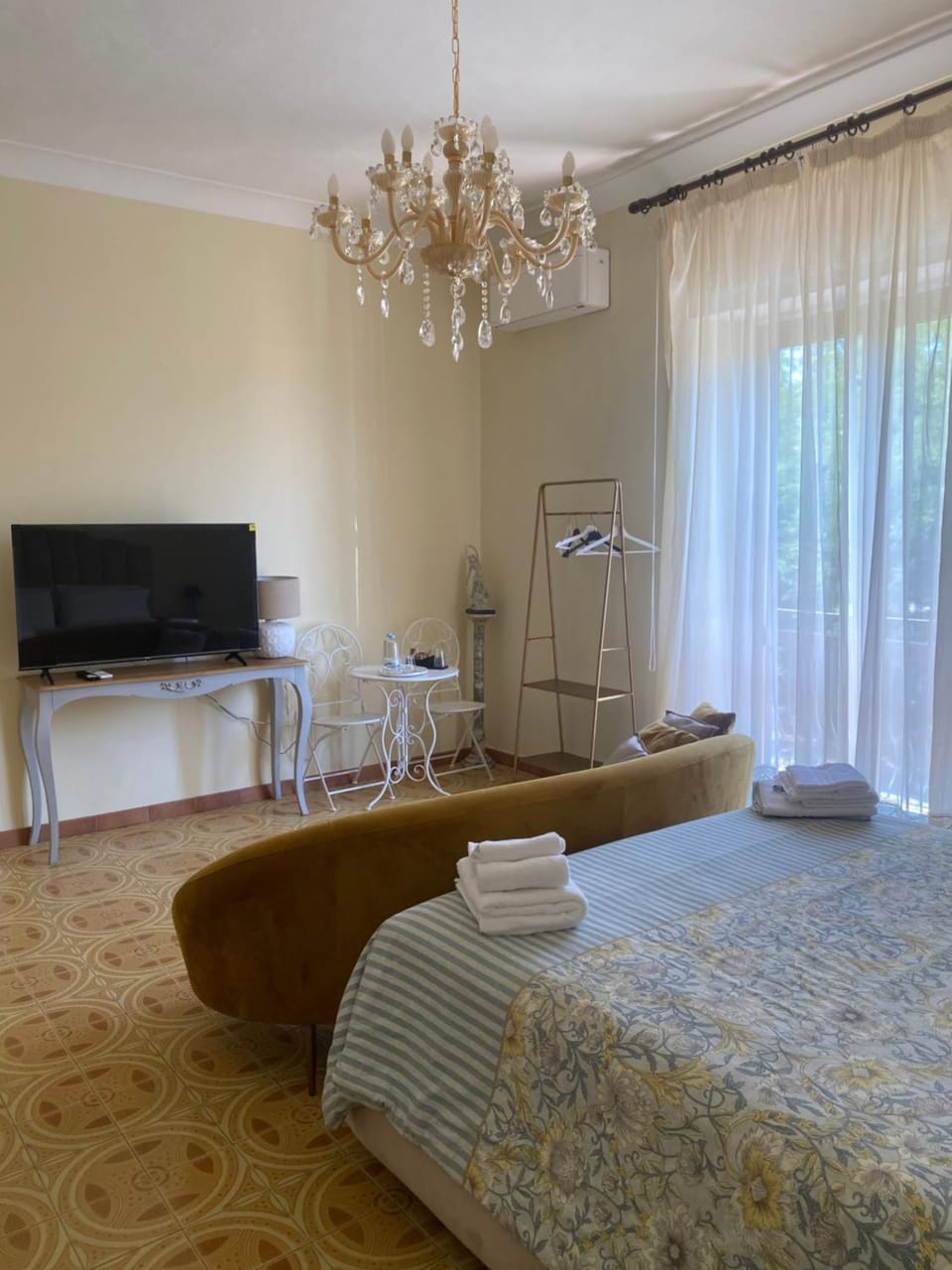 TV and multimedia, Photo of the whole room, Bedroom