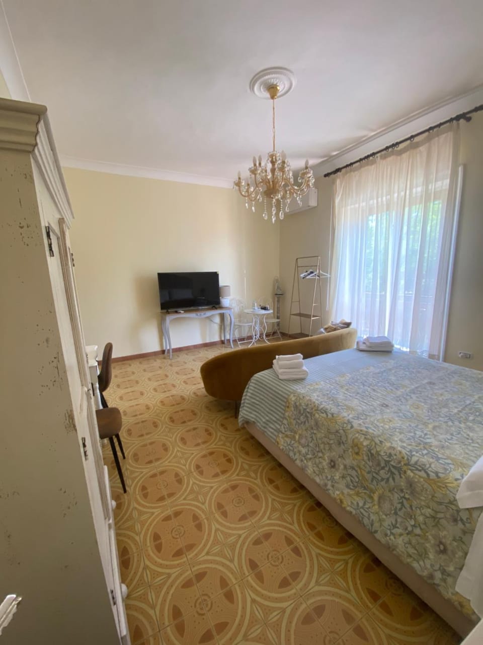 Bed, TV and multimedia, Photo of the whole room, Bedroom