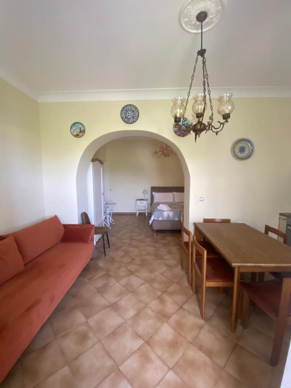 Photo of the whole room, Seating area