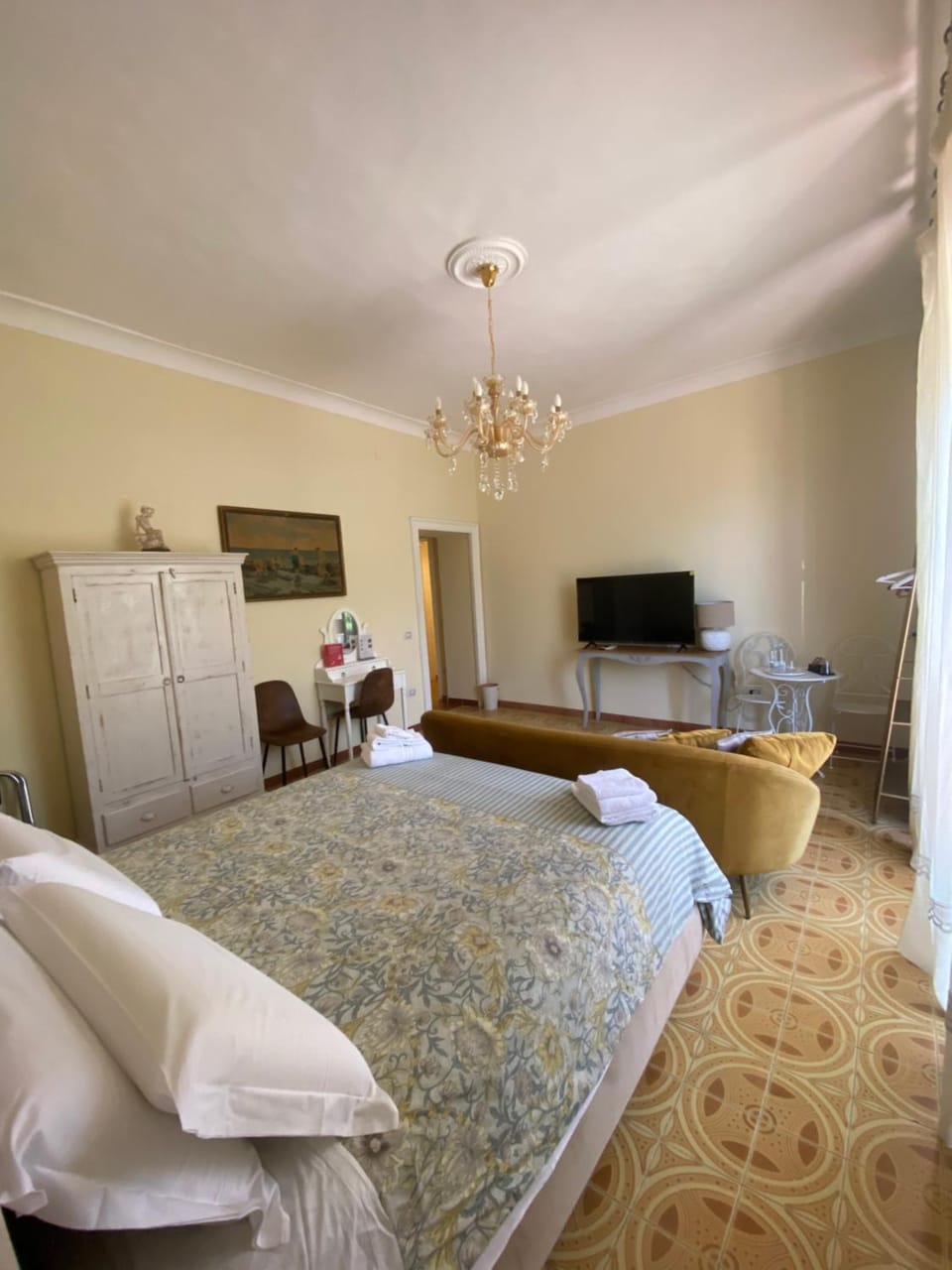 Bed, TV and multimedia, Photo of the whole room, Bedroom