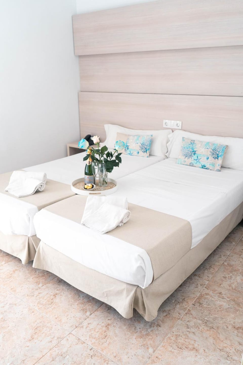 Bed, Balcony/Terrace, Photo of the whole room, Bedroom, towels