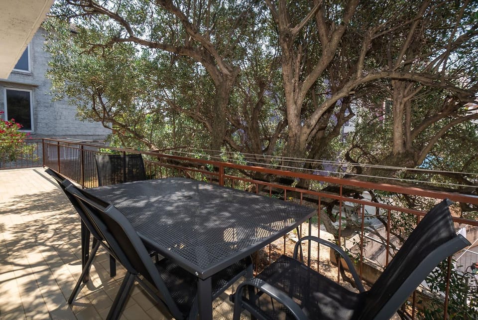 Property building, Patio, Day, Garden, View (from property/room), Balcony/Terrace, Seating area, Dining area, Garden view