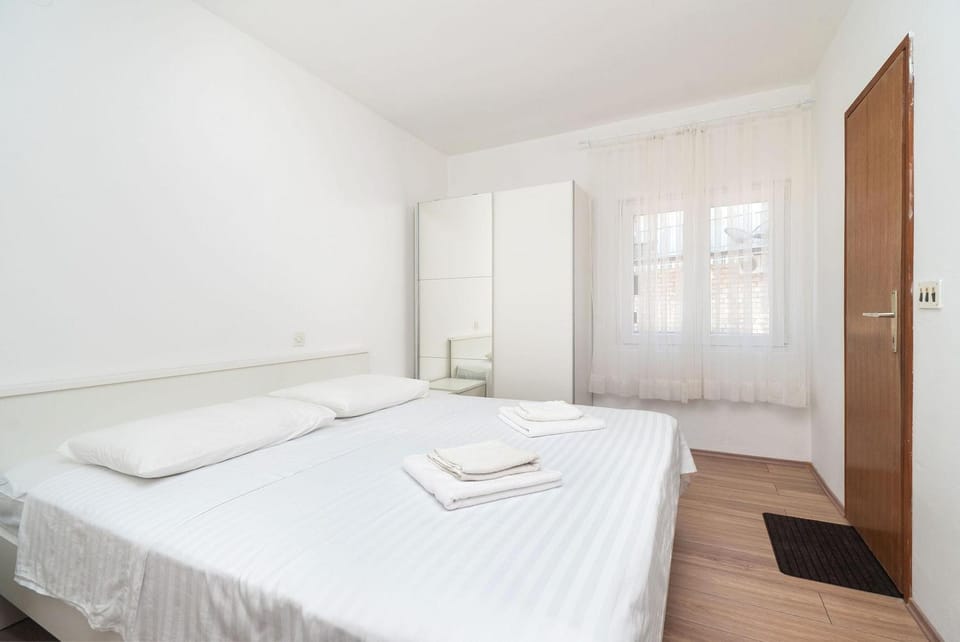 Bed, Photo of the whole room, Bedroom, towels, wardrobe