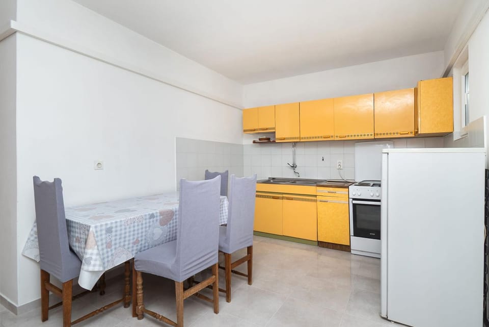 Kitchen or kitchenette, Dining area, oven, stove