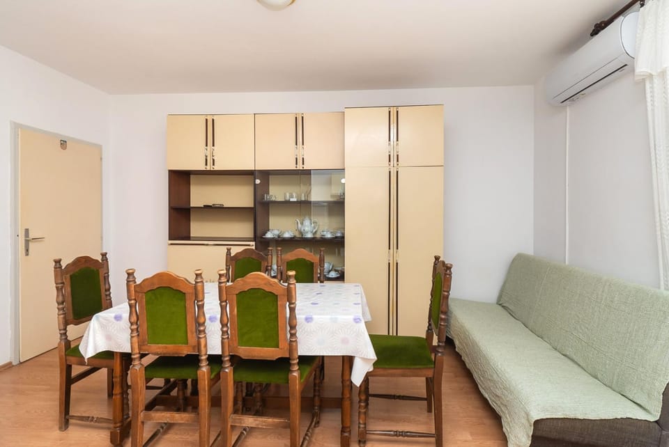 Seating area, Dining area, air conditioner