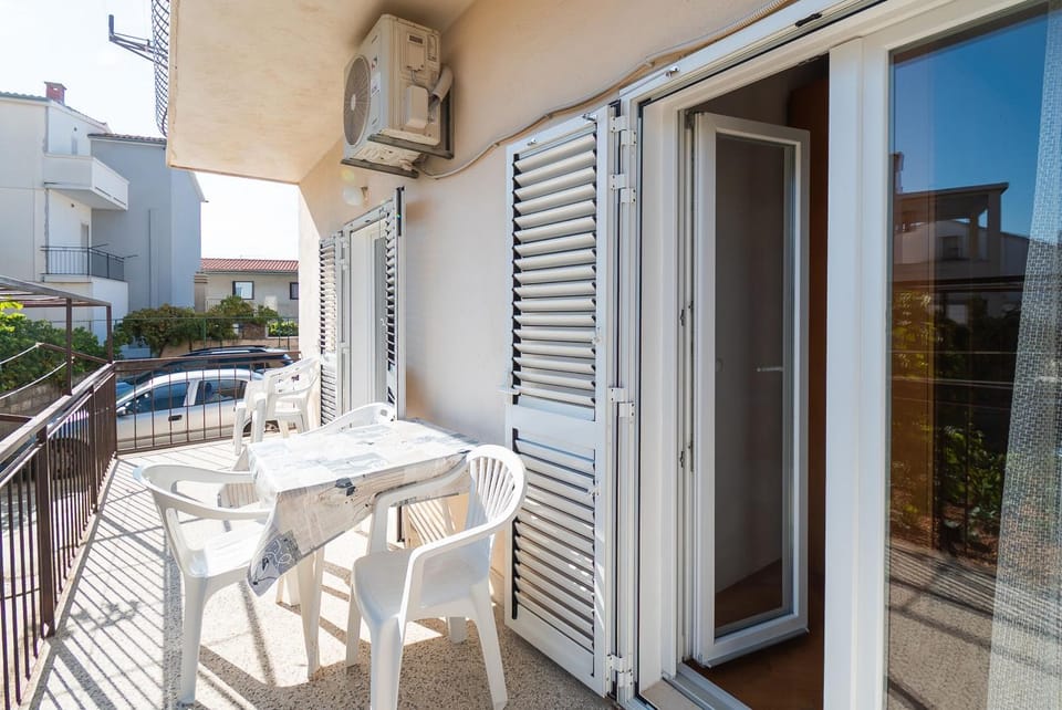 Property building, Patio, Balcony/Terrace, air conditioner