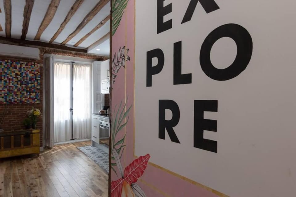 Bonito apartamento en típica corrala en el centro de Madrid Apartment in Centro