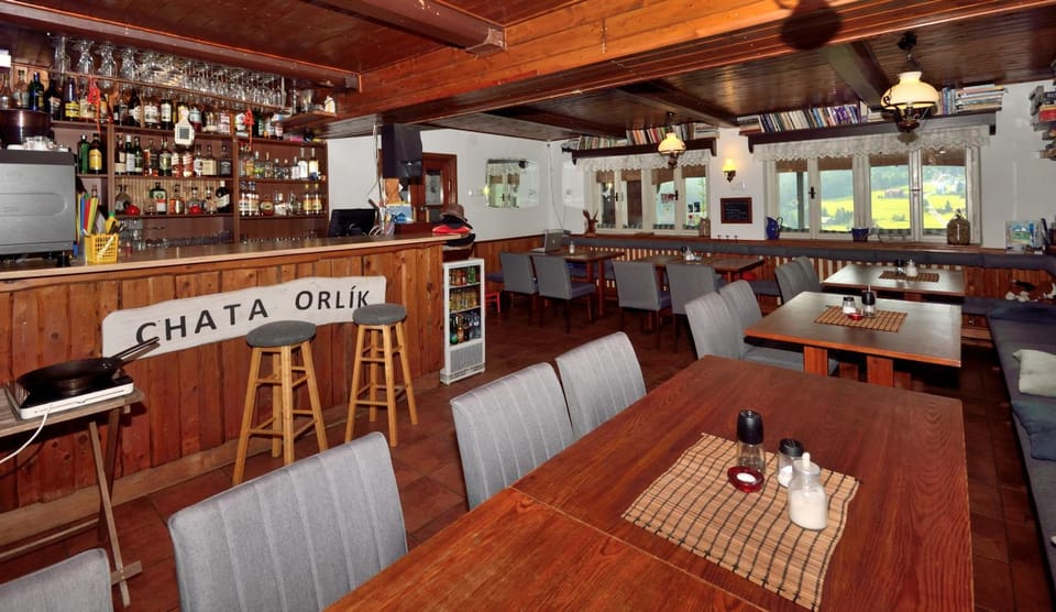 Restaurant/places to eat, Communal lounge/ TV room, Food and drinks, Banquet/Function facilities, Seating area, Evening entertainment, Drinks