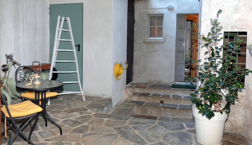 Facade/entrance, Balcony/Terrace