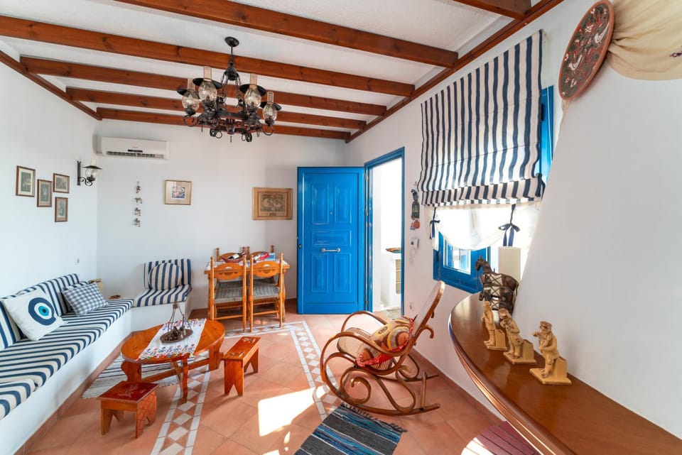 Living room, Seating area, Dining area, fireplace