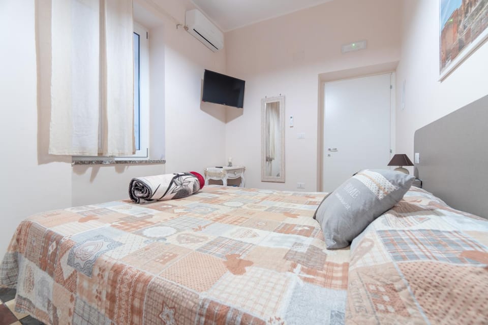Bed, Photo of the whole room, Bedroom, air conditioner