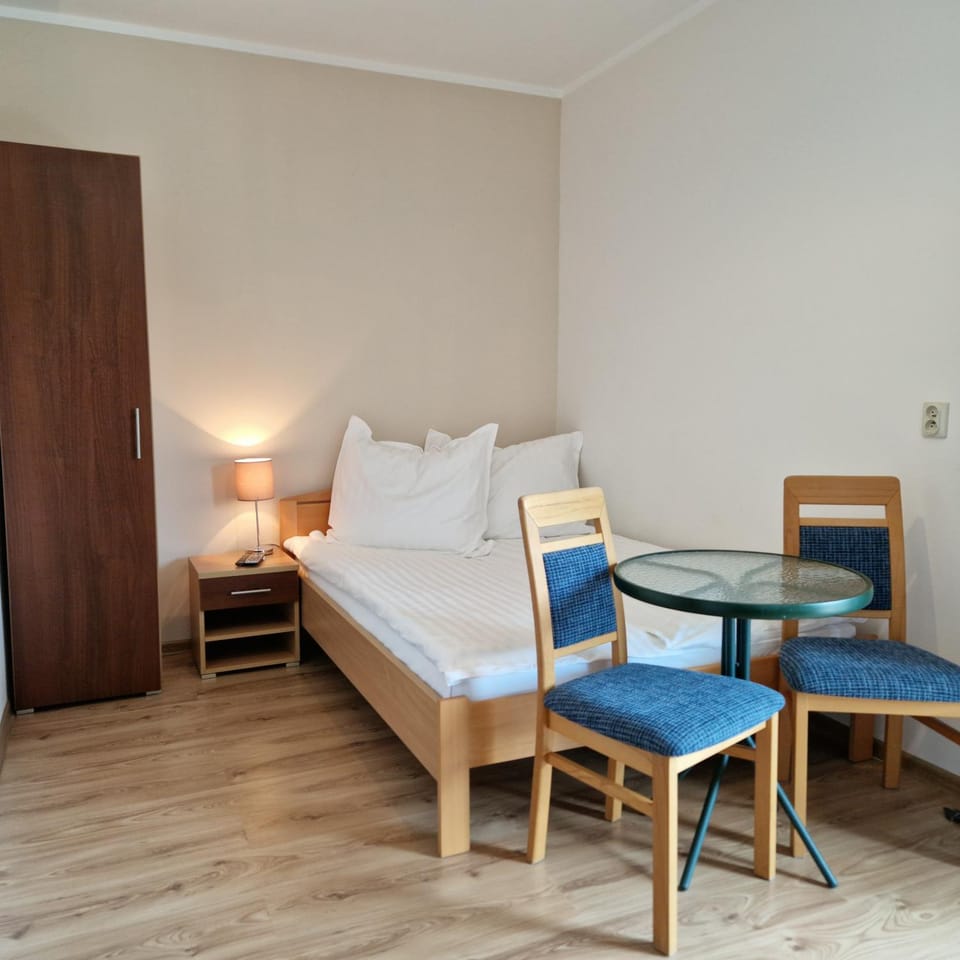 Bed, Living room, Photo of the whole room, Seating area, Dining area, Bedroom