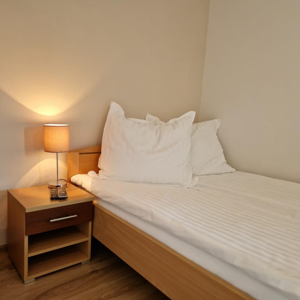 Bed, Photo of the whole room, Seating area, Bedroom, towels