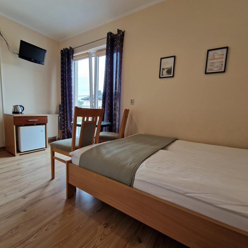 Bed, TV and multimedia, Other, Other, Other, Photo of the whole room, Bedroom