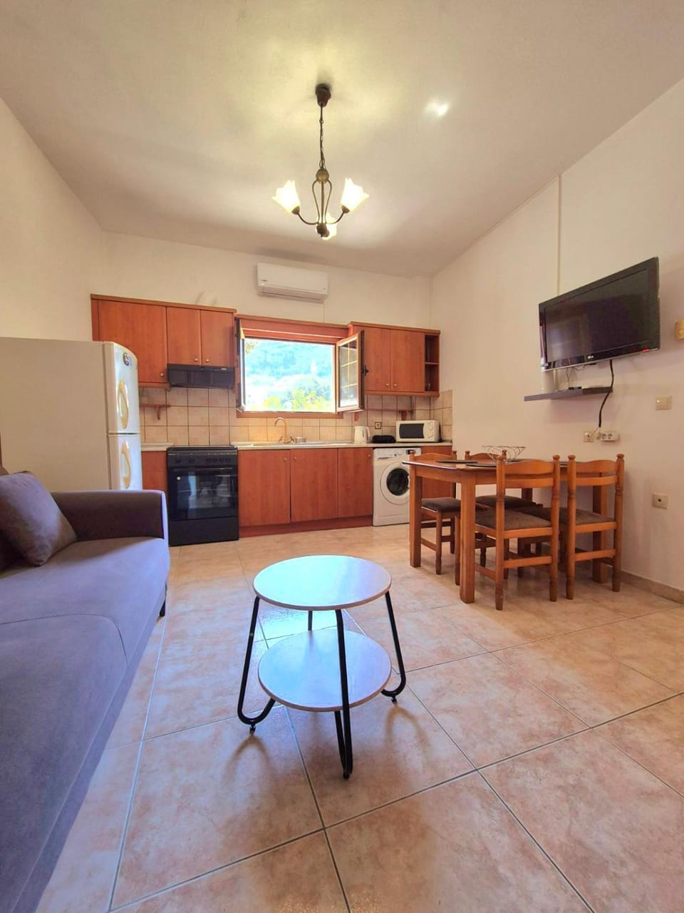 TV and multimedia, Kitchen or kitchenette, Living room, Seating area, Dining area