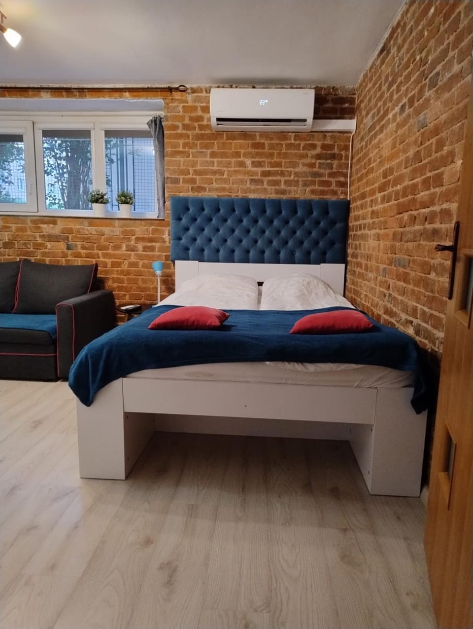 Bed, Photo of the whole room, air conditioner