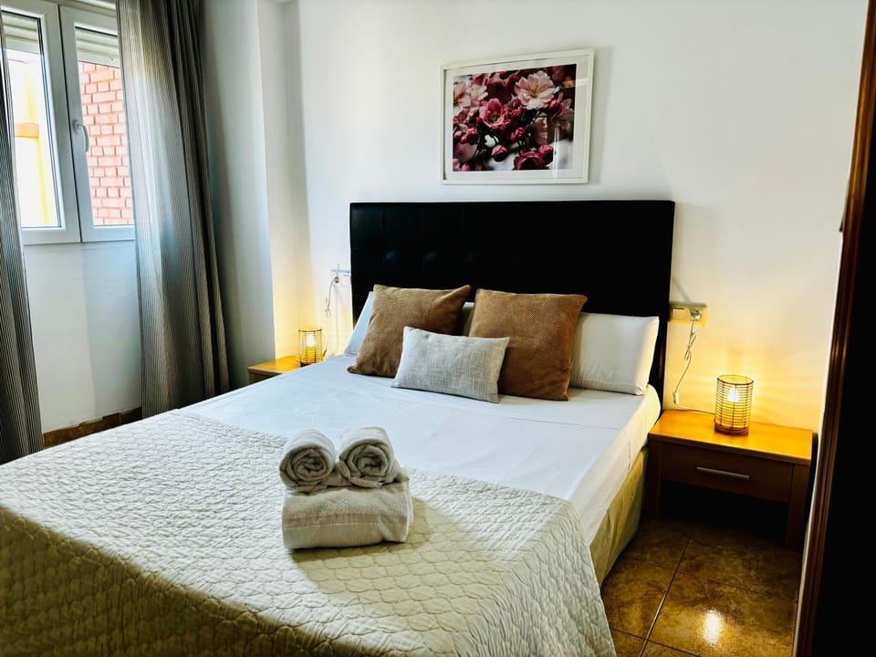 Bed, Bedroom, towels