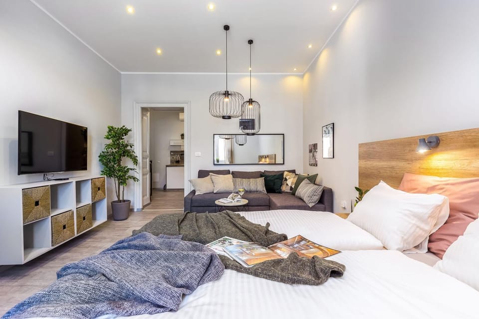 TV and multimedia, Living room, Seating area, Bedroom