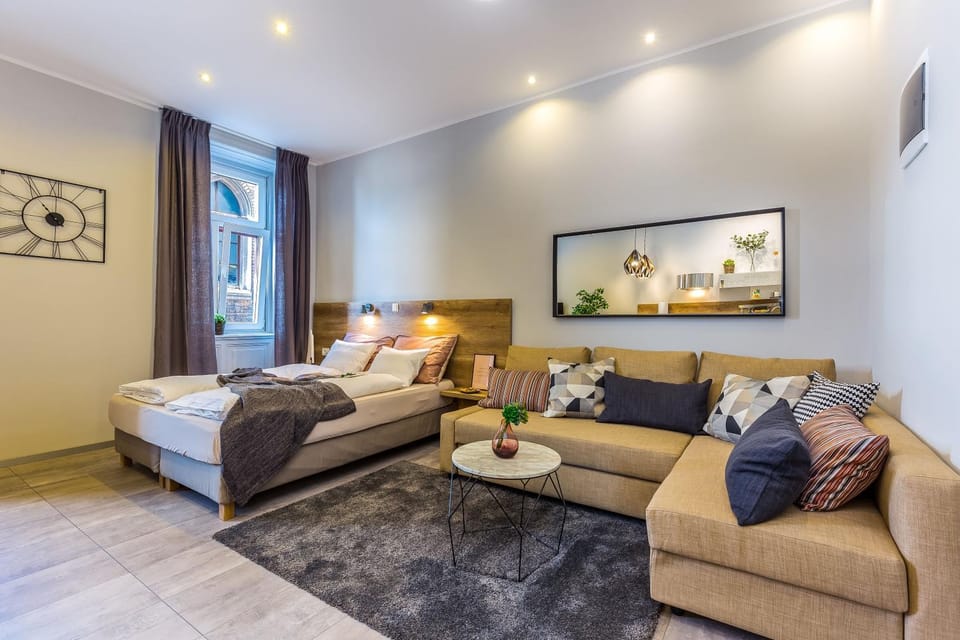 TV and multimedia, Living room, Seating area, Bedroom