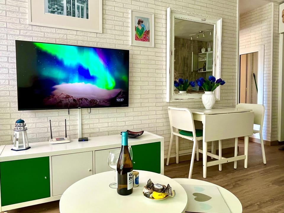 Communal lounge/ TV room, TV and multimedia, Living room, Lounge or bar, Dining area