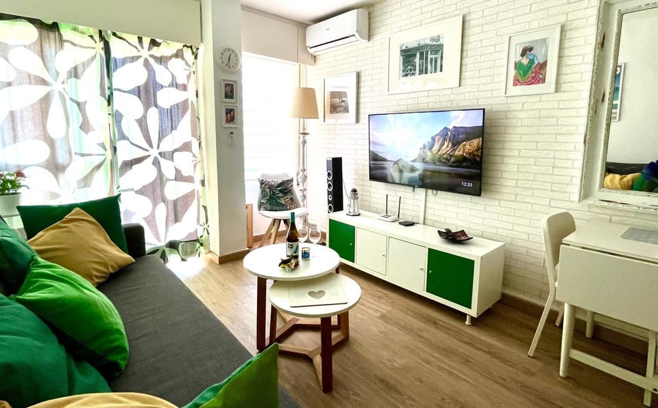Communal lounge/ TV room, TV and multimedia, Living room, Lounge or bar, Dining area