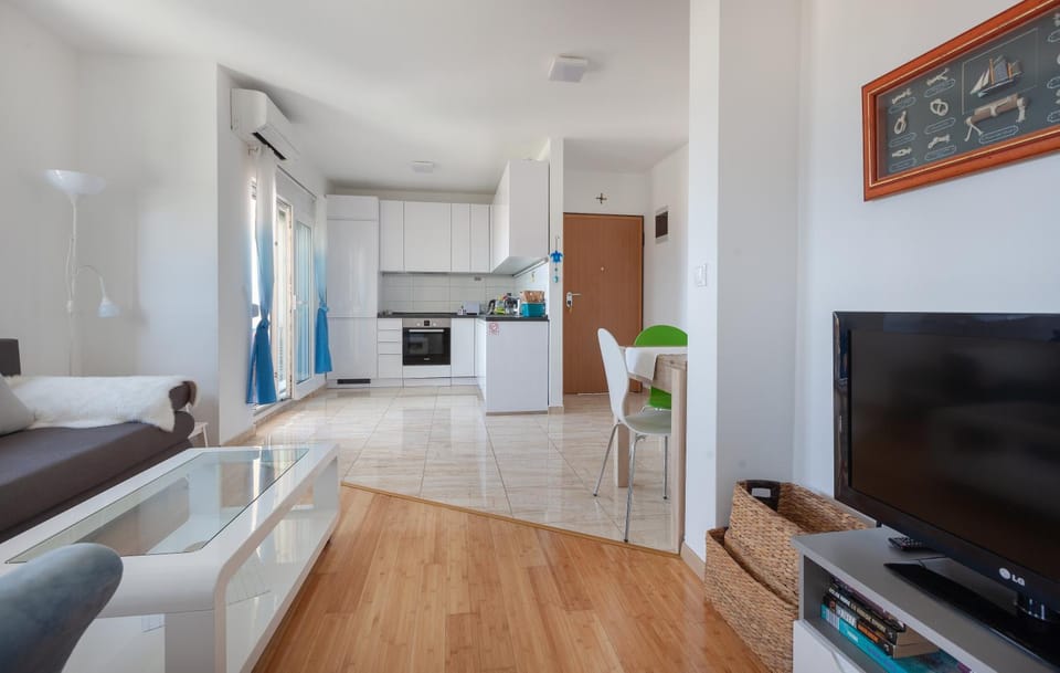 TV and multimedia, Kitchen or kitchenette, Seating area