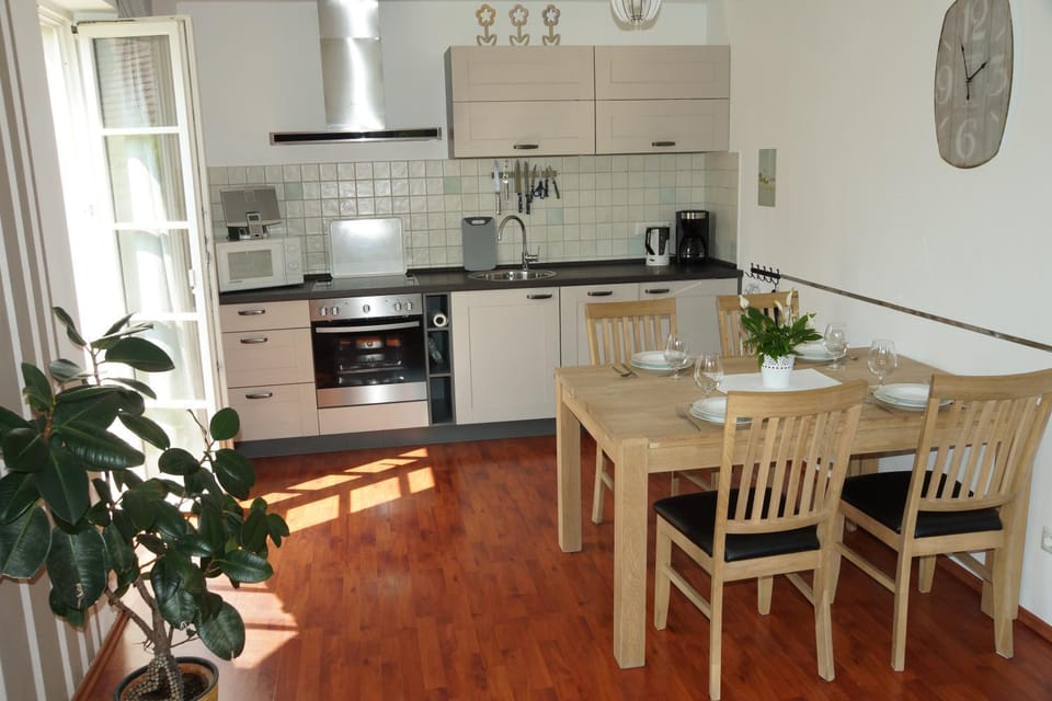 Kitchen or kitchenette, Dining area, dishwasher, minibar, pet friendly, stove