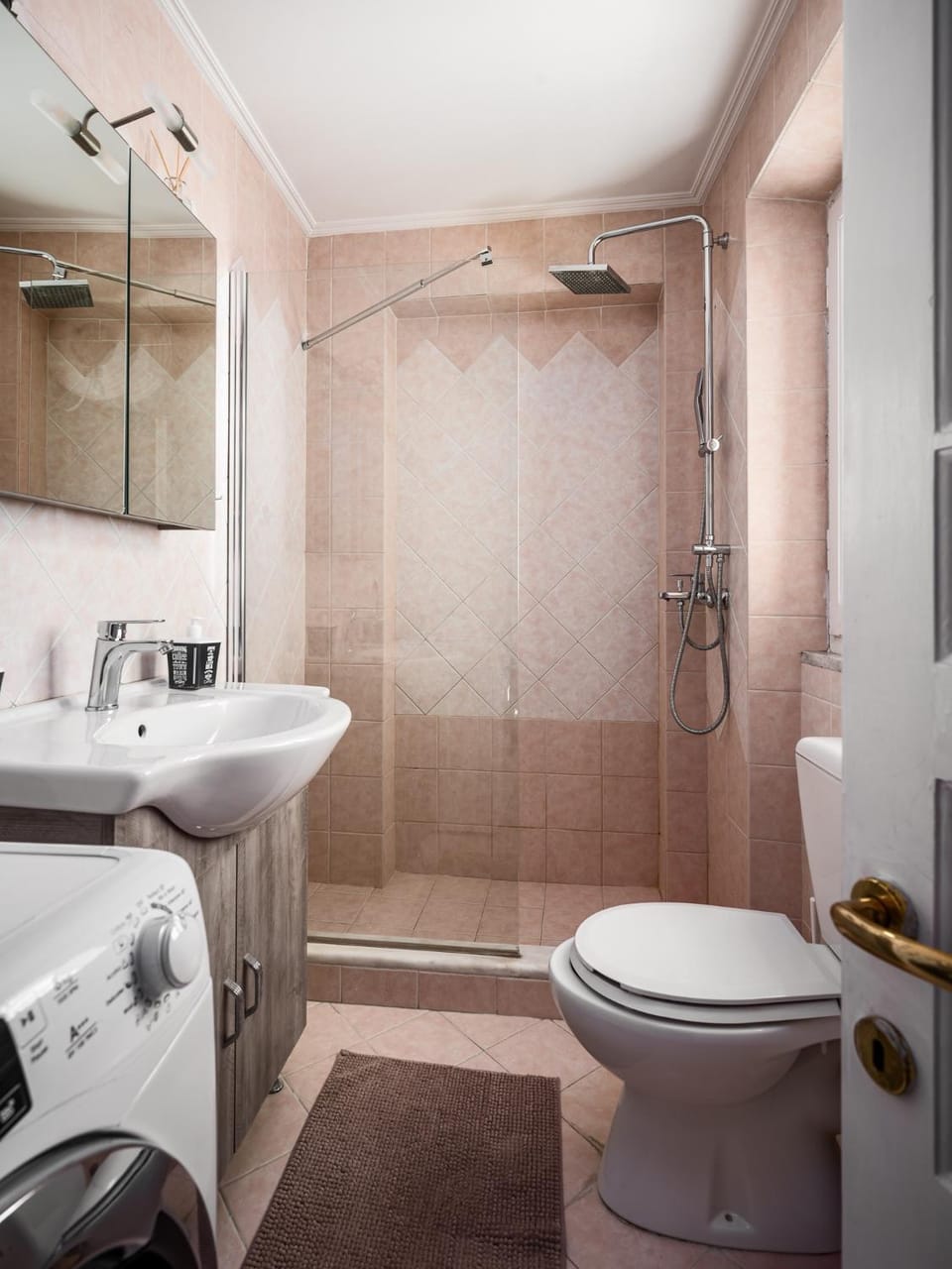 Shower, Toilet, Bathroom, towels