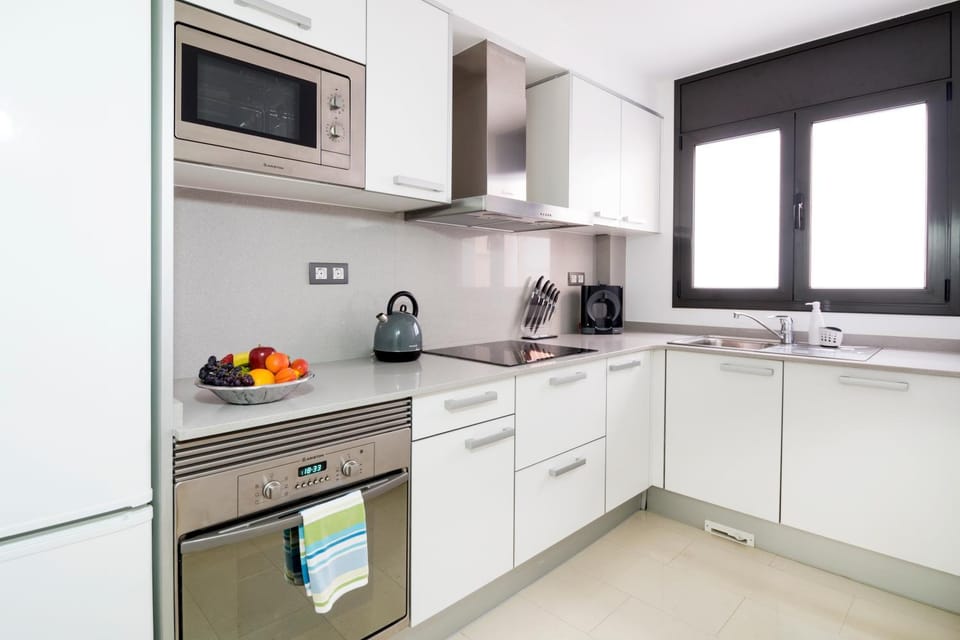 Coffee/tea facilities, Kitchen or kitchenette, Inner courtyard view