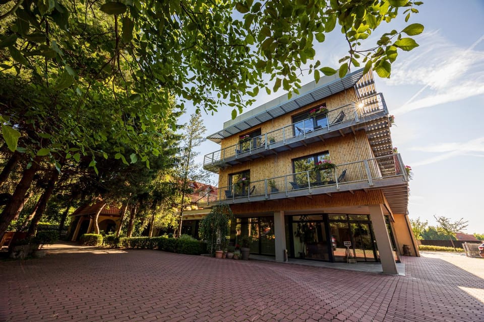 Property building, Balcony/Terrace, Parking