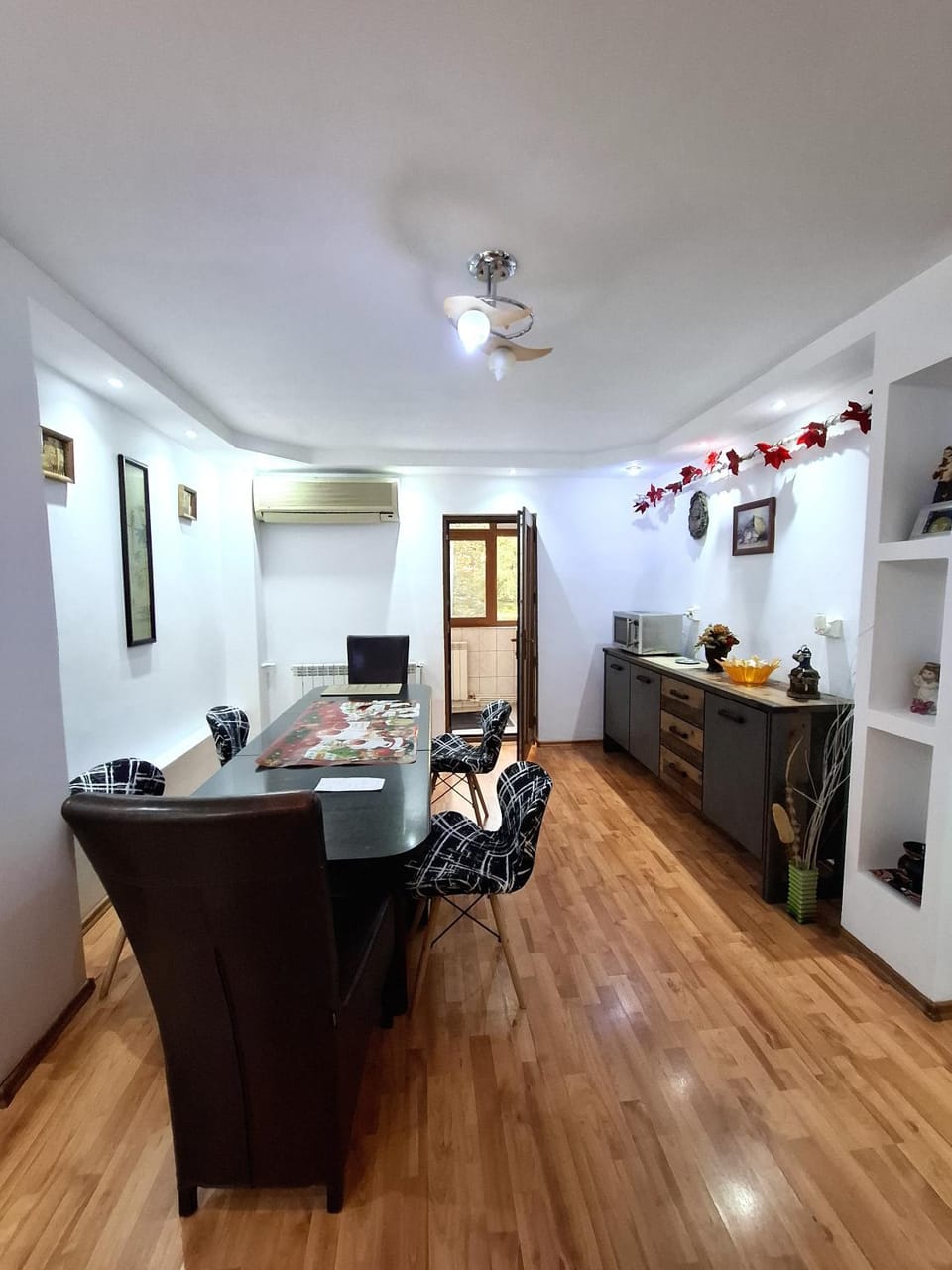 Seating area, Dining area