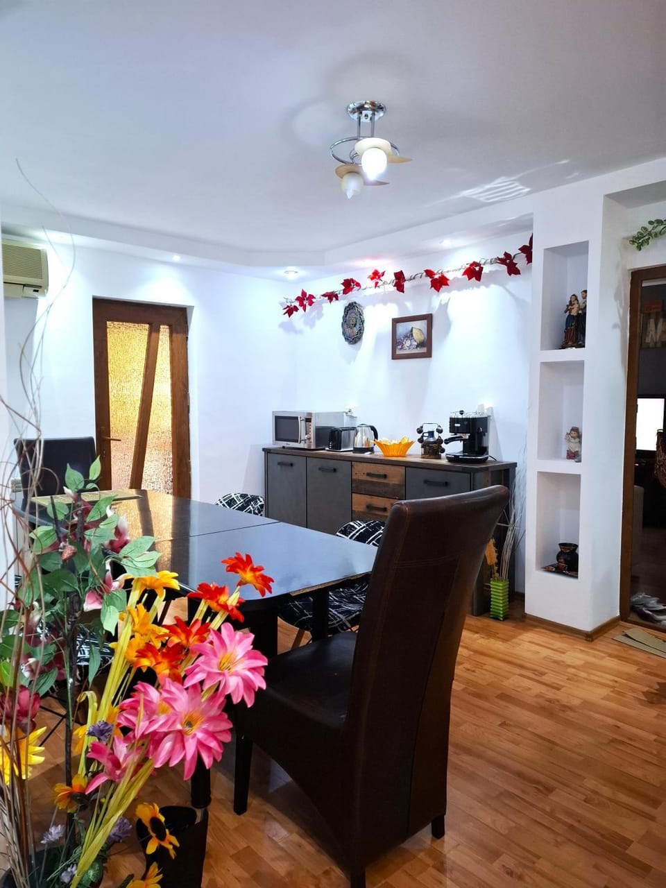 Seating area, Dining area