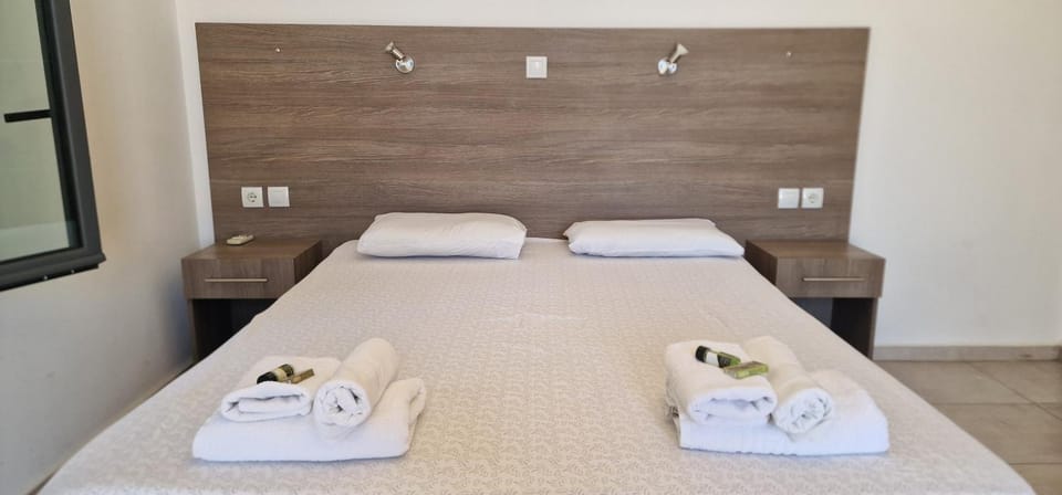 Shower, Property building, Balcony/Terrace, Bedroom