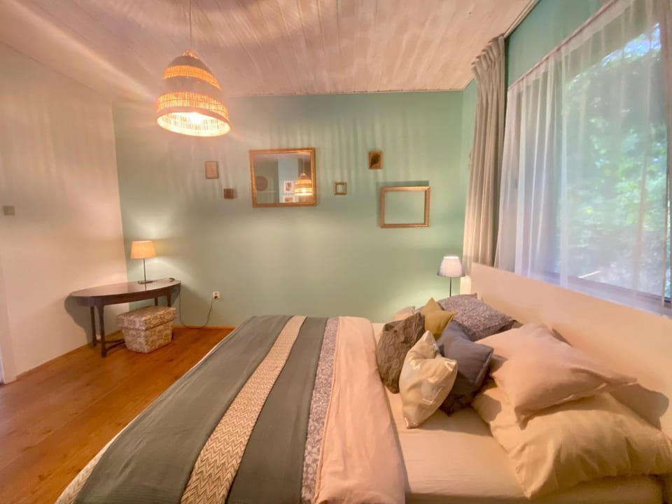 Bed, Photo of the whole room, Bedroom