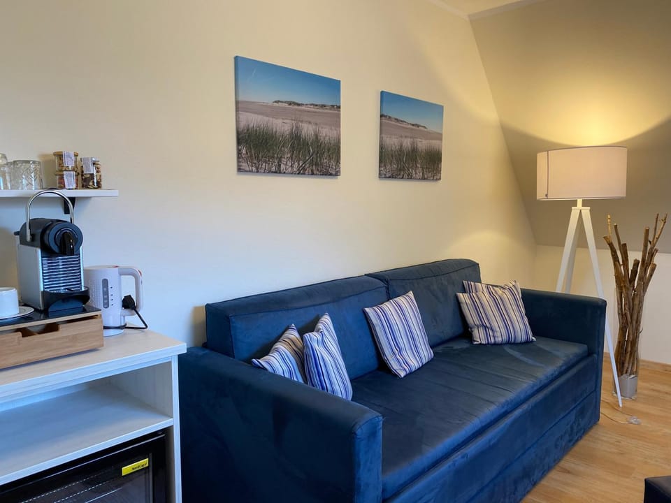 Living room, Photo of the whole room, Decorative detail