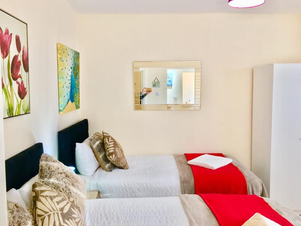 Ensuite Apartment with small Kitchenette, Private Bathroom and Parking Apartment in Ilford