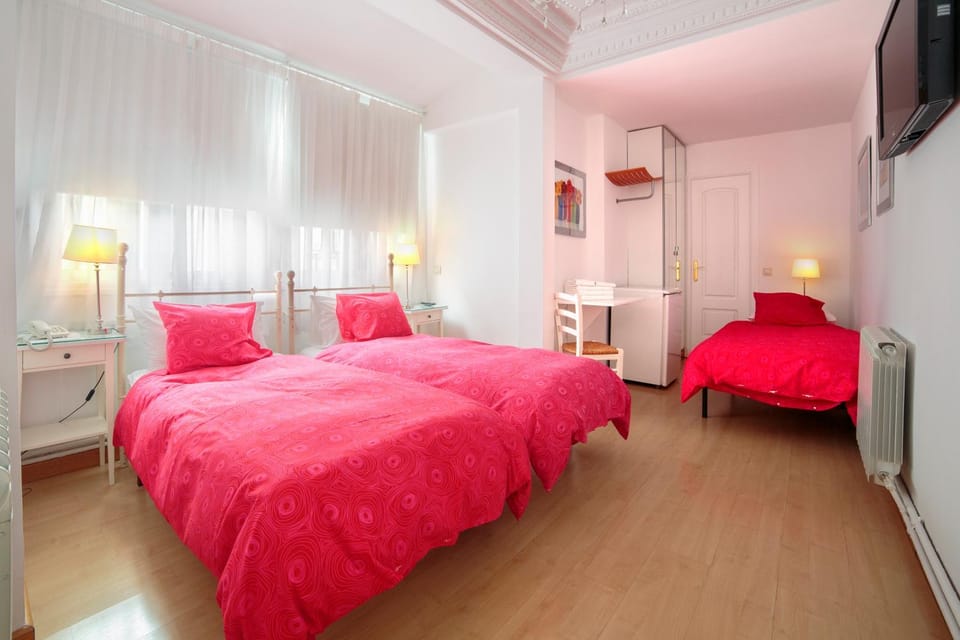 Bed, Day, Photo of the whole room, Photo of the whole room