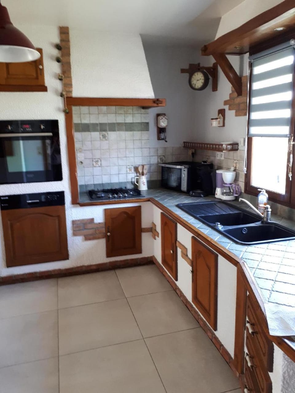 Kitchen or kitchenette, dishwasher, stove