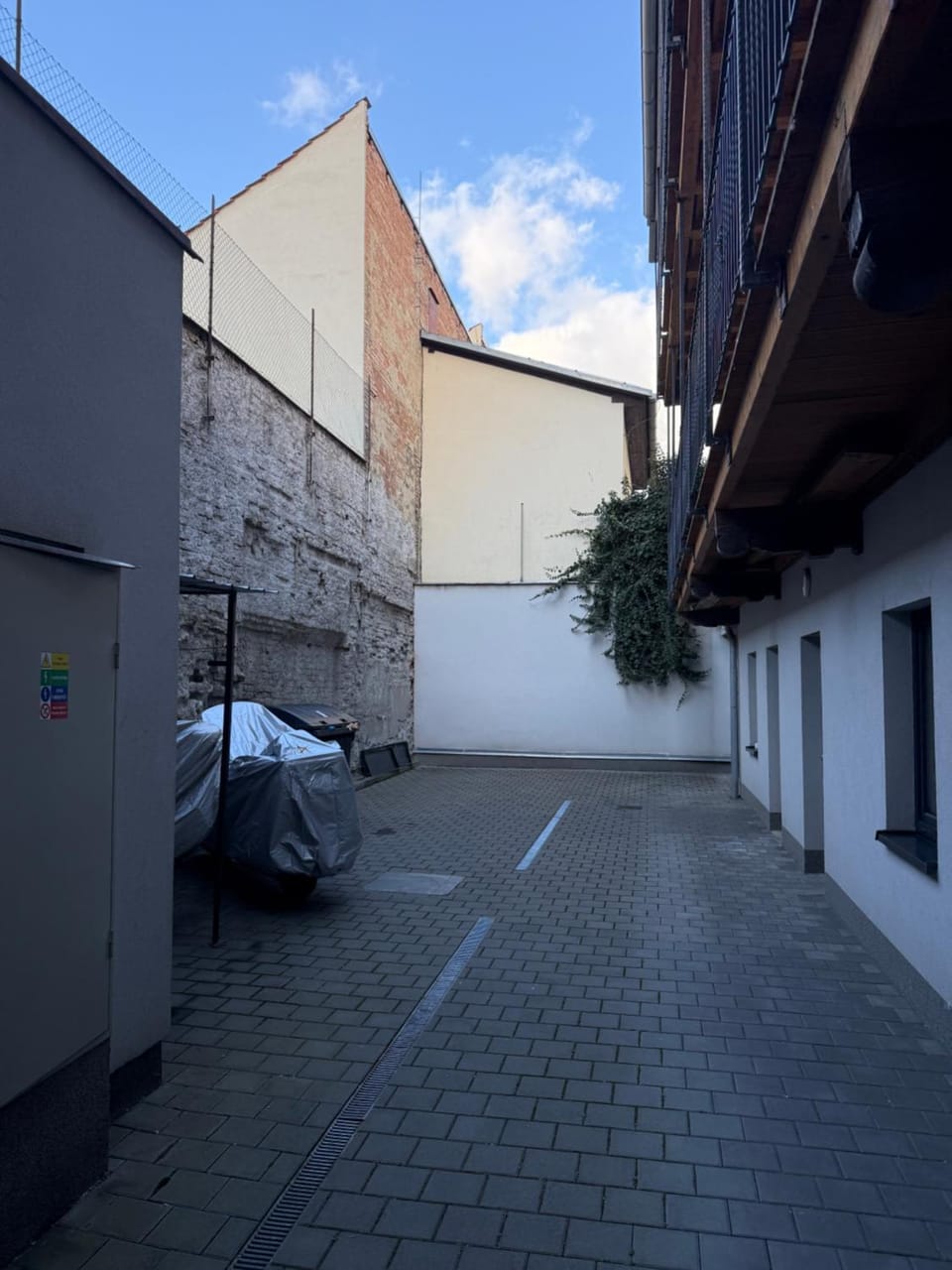 Inner courtyard view, Parking