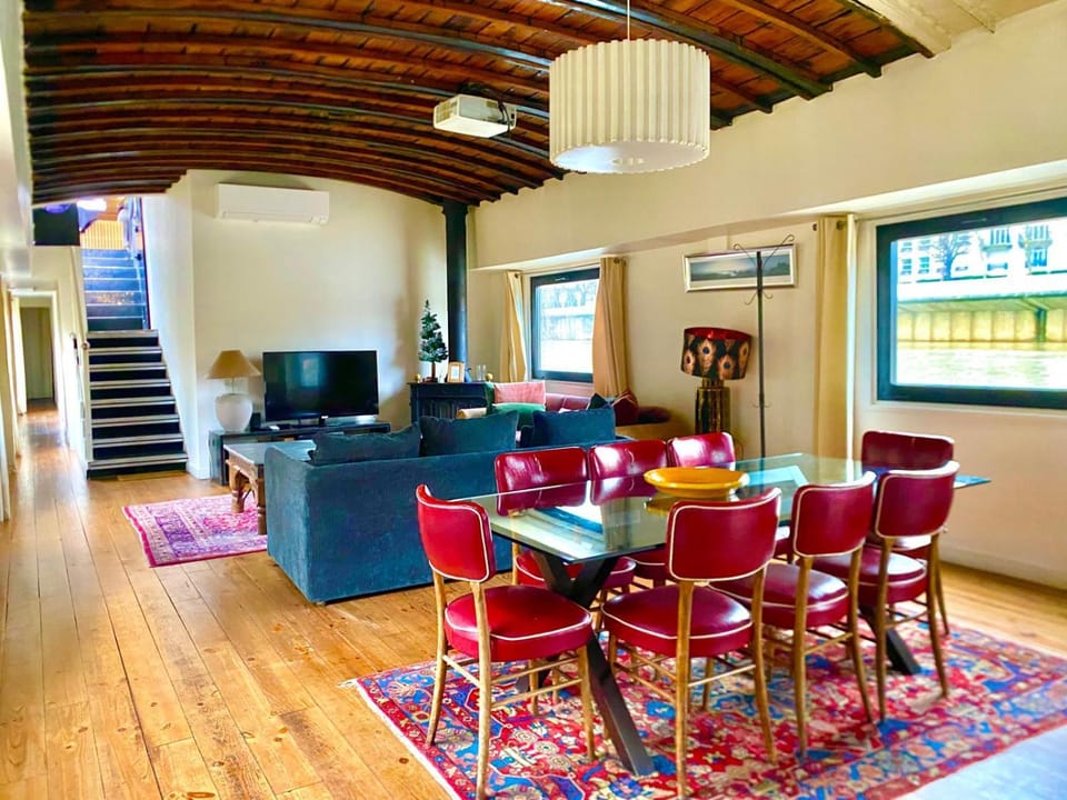 Grande péniche 4 ch - 10 pers -Paris - Ile de Puteaux- terrasses House in Puteaux