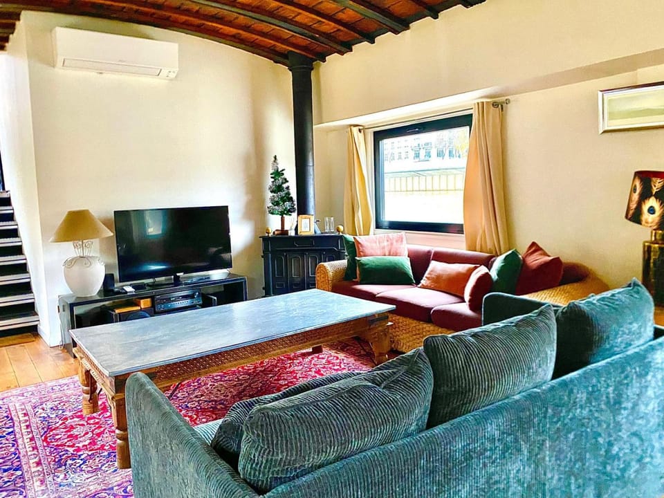 Grande péniche 4 ch - 10 pers -Paris - Ile de Puteaux- terrasses House in Puteaux