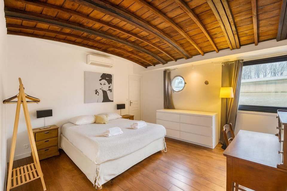 Grande Péniche Climatisée avec Terrasse - Proche Paris House in Puteaux
