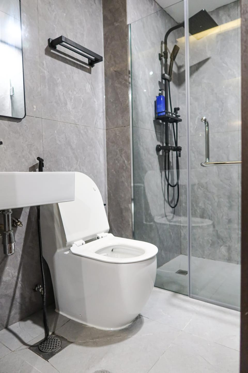 Comfy 2 Bedroom Apartment by ReCharge Apartment in Singapore