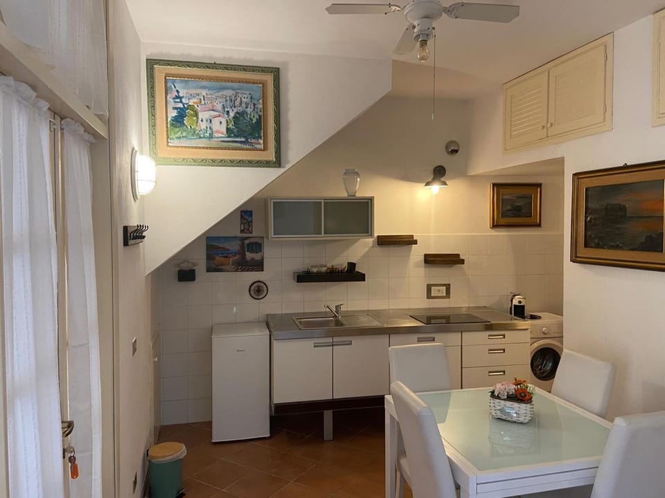 Kitchen or kitchenette, Dining area, stove, washing machine