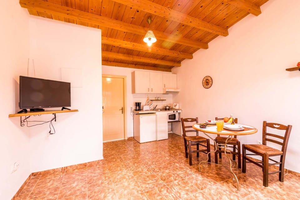 Facade/entrance, Kitchen or kitchenette, Dining area