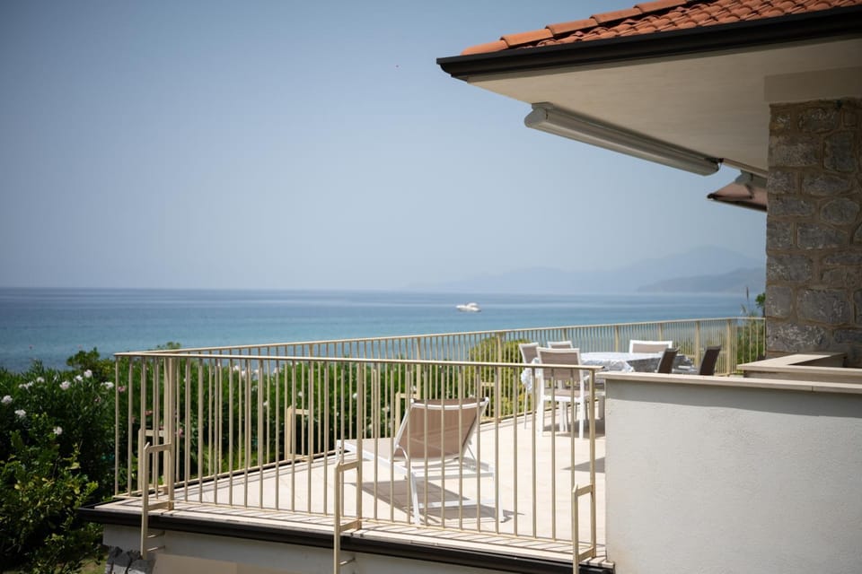 Natural landscape, View (from property/room), Balcony/Terrace, Dining area, Sea view