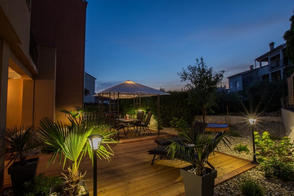 Night, Garden, Balcony/Terrace, Seating area, Garden view, sunbed